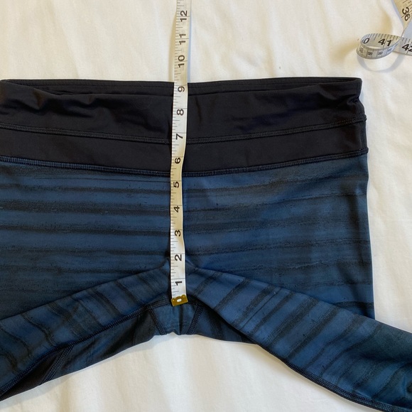 Lululemon Blue and Black Patterned Running Crops Size 8 - Picture 7 of 7